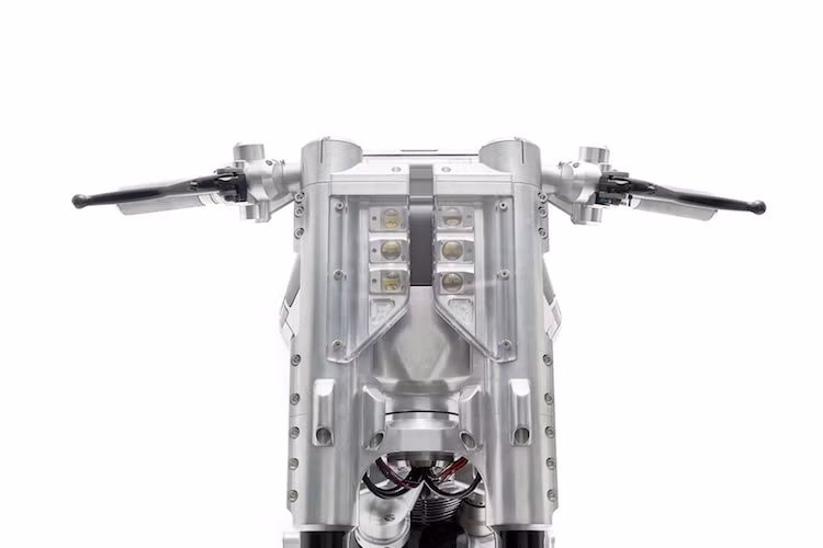 Ở phía trước, chiếc xe có thiết kế rất gọn gàng với cặp đèn pha LED giấu gọn vào giữa 2 phuộc trước USD của Ohlins, phía dưới là bánh trước với mâm nhôm nguyên khối CNC kèm hệ thống phanh đĩa kép Brembo monobloc 4 piston. Cặp phuộc của xe đã được gắn với cổ phốt bằng bộ vỏ CNC đầy tinh xảo thay vì chảng ba truyền thống.