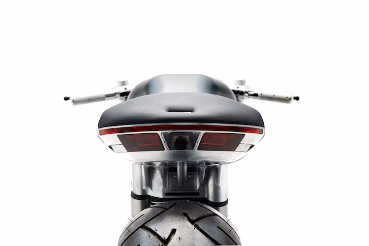 Ở phía sau, Vanguard Roadster được trang bị một camera quan sát phía sau để thay thế cho gương hậu truyền thống, với hình ảnh thu được truyền lên màn hình đặt ở bình xăng xe. Đèn hậu sau của chiếc xe cũng có dạng LED hiện đại.