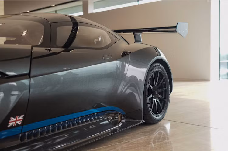 Được coi là một chiếc xe đua, Vulcan cũng được trang bị nhiều phụ tùng đỉnh cao như côn độ của Sachs, trục các-đăng bằng sợi carbon với vỏ trục bằng magie, hệ thống phanh gốm-carbon của Brembo, hệ thống xả được làm từ hợp kim Iconel...