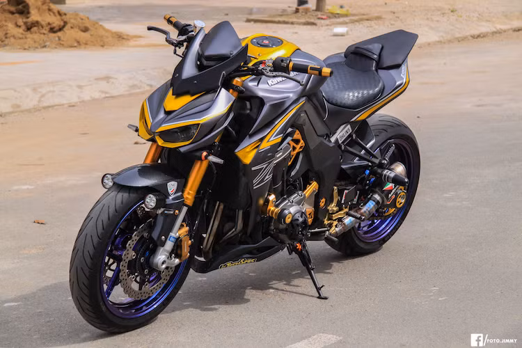 Vào tháng 11/2016, Kawasaki đã giới thiệu phiên bản cao cấp Z1000R 2017 với một số thay đổi như tem mới, heo Brembo M50 phía trước và phuộc Ohlins phía sau. Lấy cảm hứng từ phiên bản này, một biker Việt đã tiến hành độ lại chiếc Z1000 của mình theo phong cách của bản Z1000R 2017.