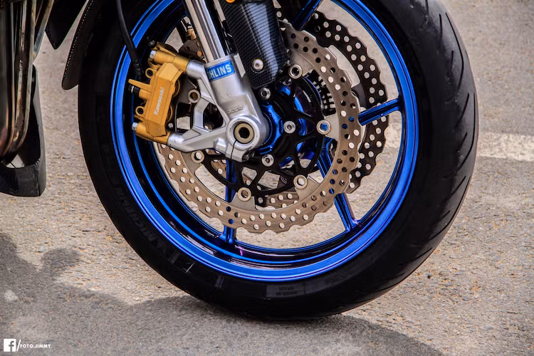 Trong khi có thân xe màu xám khá "ngầu" thì với bộ mâm, chủ nhân đã lựa chọn cách sơn màu xanh chrome để tạo điểm nhấn cho chiếc xe. Không giống như phiên bản Z1000 R 2017 thật, hệ thống phanh trước cùng phuộc Showa USD vẫn được chủ xe giữ nguyên bản.