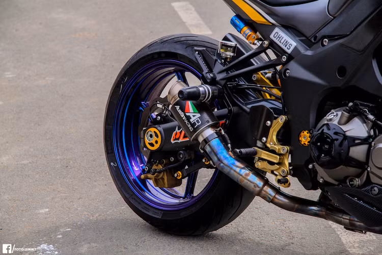 Giống như Z1000R 2016, chiếc xe đã có phuộc sau được nâng cấp lên phuộc Ohlins, nằm bên dưới là bình dầu phanh sau Rizoma. Với dàn để chân CNC của Gilles Tooling, tư thế ngồi của Z1000 có thể được điều chỉnh linh hoạt hơn.