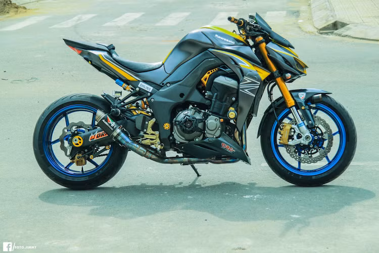 Khối động cơ DOHC 4 xi-lanh 1043 cc nguyên bản của Z1000 không được can thiệp vào máy móc, tuy nhiên công suất động cơ vẫn được cải thiện do chủ xe đã trang bị bộ ECU Bazzaz cân chỉnh xăng gió và cây pô Austin Racing full system.