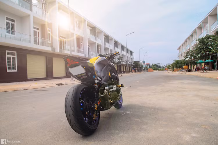 Sau khi Kawasaki giới thiệu phiên bản Z1000R 2017 cách đây ít lâm, một biker Việt đã sở hữu trong tay chiếc Kawasaki Z1000 độ theo phong cách Z1000R với nhiều đồ chơi giá trị và thân xe dán tem đẹp mắt.