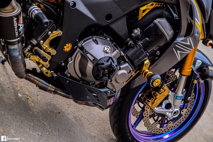 Với các cải tiến này, chiếc xe đã có công suất tăng ít nhất 2 mã lực so với nguyên bản, đồng thời có tốc độ tối đa tăng từ 240 thành 265 km. Xung quanh động cơ là hàng loạt các món đồ chơi của DMV như ốp bảo vệ bưởng máy hay chống đổ.