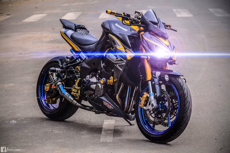 Kể từ khi ra mắt thế hệ mới vào năm 2014, Kawasaki Z1000 đã trở thành một trong những chiếc naked bike PKL được ưa chuộng nhất tại Việt Nam. Tuy nhiên chưa bằng lòng với chiếc xe nguyên bản, rất nhiều chiếc Kawasaki Z1000 độ đã liên tục được các tay chơi Việt "show hàng".