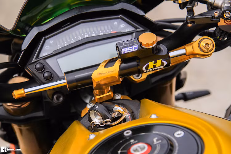 Nằm ở trên bình xăng của xe là nắp xăng Rizoma bằng nhôm CNC đóng mở nhanh, phía trên là cây trợ lực Hyperpro 24 nấc giúp ổn định tay lái.