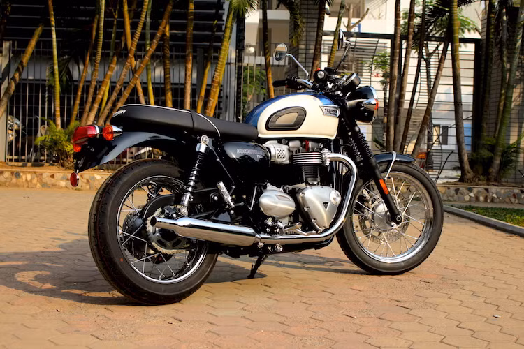 Không chỉ dừng lại ở động cơ mới, Bonneville T100 2017 còn sở hữu nhiều công nghệ và hệ thống hỗ trợ hiện đại hơn như bướm ga điện tử, tay côn có trợ lực, ly hợp trượt (slipper clutch) chống khóa bánh sau khi nhả côn nhanh, khóa bảo mật