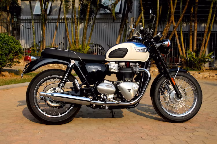 Nếu chỉ nhìn lướt qua từ hai bên thân xe, rất khó để có thể nhận ra những điểm khác biệt của Bonneville T100 mới so với đời cũ. Tuy nhiên nếu để ý kỹ hơn, có thể thấy rằng phần đuôi sau của chiếc xe mới đã được làm "vểnh" hơn, bên cạnh những điểm khác biệt ở động cơ và bánh trước.