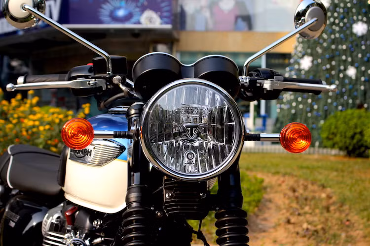 Giống như thế hệ T100 trước đây, Bonneville mới vẫn giữ nguyên thiết kế phần đầu đơn giản với đèn pha dạng "gáo dừa" lớn ở phía trước. Tuy nhiên bên trong chóa pha của xe nay đã có thêm logo nổi chữ T ở chính giữa. So với Bonneville T120, chiếc xe bị cắt giảm đèn chiếu sáng ban ngày LED.