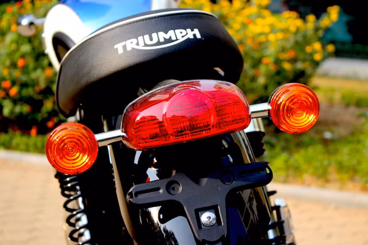 Cụm đèn hậu của Bonneville T100 thế hệ mới cũng có sự thay đổi lớn với chóa đèn hậu lớn hơn nhiều, rộng gần ngang với dè sau của chiếc xe. Được sử dụng trên nhiều dòng Modern Classics hiện tại của Triumph, bộ đèn này bảo đảm kiểu dáng cổ điển cho Bonneville T100.