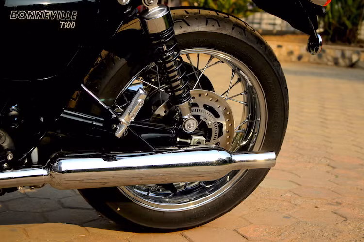 Xe vẫn được trang bị hệ thống xả kép với lon pô dạng chai giống thế hệ Bonneville T100 trước. Lốp sau vẫn có bản 130/80/17 và sử dụng dòng lốp Pirelli Phantom.