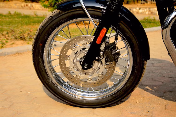 Ở phía trước, Bonneville T100 2017 chỉ được trang bị thắng đĩa đơn thay vì đĩa kép như T120. Tuy nhiên, một điểm nâng cấp mới của chiếc xe mà Bonneville T120 không có đó là đĩa trước 2 phần (floating rotor) thay vì đúc nguyên khối, chống biến dạng đĩa phanh ở nhiệt độ cao. Bánh trước của xe có dạng vành nan cổ điển với lốp kích thước 100/90/18.