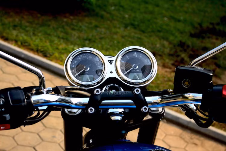 Trên Bonneville T100 2017, hãng xe Triumph đã sử dụng bảng đồng hồ giống như của dòng Bonneville T120 cho xe. Cặp đồng hồ mang kiểu dáng cổ điển của Bonneville nay đã có thêm 2 màn hình LCD nhỏ chỉ báo các thông tin khác nhau.