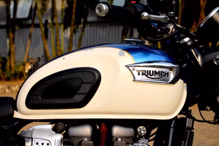 Trên bình xăng xe vẫn được ốp 2 má cao su chống trượt kiểu cổ điển, kèm theo phù hiệu Triumph nổi mạ chrome cao cấp. Trên Bonneville T100 thế hệ mới, phù hiệu Triumph của xe có thiết kế khác biệt so với Bonneville T120. Chiếc xe vẫn được bán ra với những màu sắc cổ điển "đậm chất" Bonneville như kem-xanh hoặc kem-cam, cùng với bản đặc biệt "đen toàn thân" T100 Black.