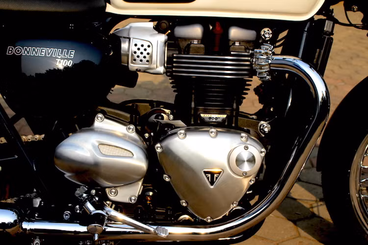 Dù mang kiểu dáng tương tự như Bonneville đời trước nhưng trên thực tế Bonneville T100 2017 sử dụng khung mới và động cơ được cải tiến nhiều, lấy từ dòng Street Twin. Theo Triumph, động cơ này đem tới công suất lớn hơn 22%, mô-men xoắn cực đại lớn hơn 18% so với chiếc Bonneville cũ, và tiết kiệm nhiên liệu hơn 36%.