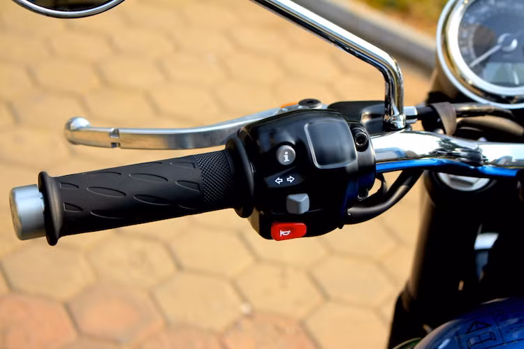 Mặc dù mang kiểu dáng cổ điển nhưng Bonneville T100 đã được trang bị đầy đủ các công nghệ hỗ trợ điện tử trên những chiếc xe máy hiện đại, có thể kể tới bao gồm hệ thống kiểm soát lực kéo, ABS, tay ga điện tử, hệ thống lái 2 chế độ Road &amp; Rain cùng một số tùy chọn như cổng USB sạc điện thoại hay tay lái có sưởi.