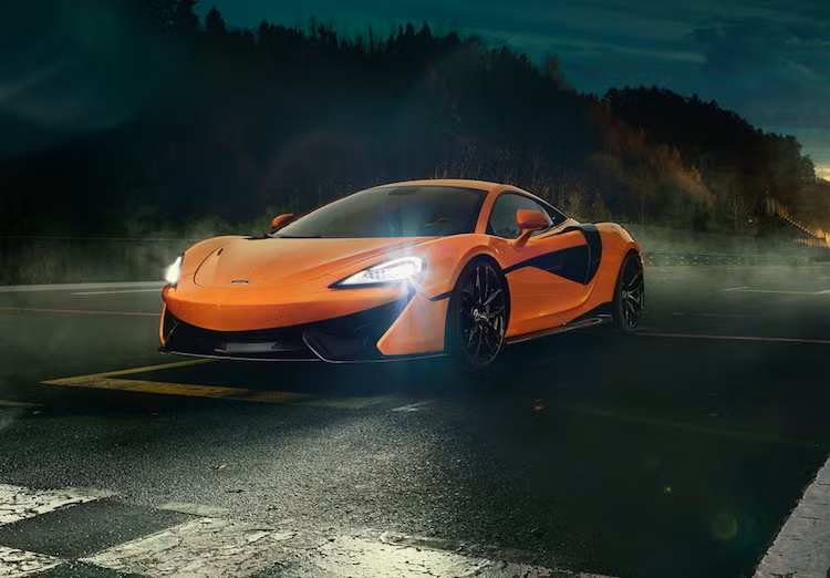 Để "mở khóa" tiềm năng cho 570S, hãng độ Novitec nổi tiếng của Đức đã tung ra một gói độ dành riêng cho dòng siêu xe giá rẻ này. Với bản độ 570S, Novitec đã không can thiệp nhiều vào ngoại hình xe. Điều này được thể hiện khá rõ ở cản trước "zin", chỉ có phần cánh chia gió bên dưới bằng sợi carbon mới.