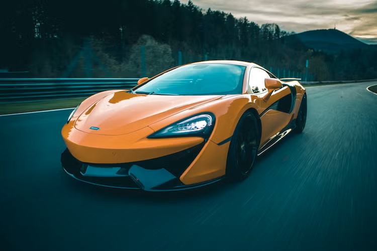 Bản thân khối động cơ 3.8l tăng áp kép nguyên bản của 570S đã không được Novitec "động chạm" tới kết cấu bên trong. Thay vào đó hãng độ này chỉ nâng cấp bằng cách chạy lại ECU của xe và kết hợp với hệ thống xả Inconel nêu trên.