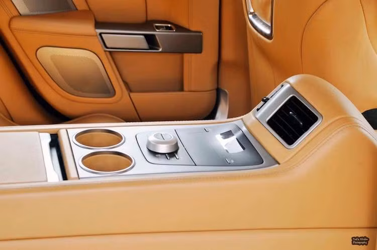 Bệ trung tâm của Rapide chạy hết chiều dài nội thất xe, chia cabin thành 2 hàng ghế riêng biệt. Ở bệ trung tâm phía sau, Aston Martin đã bố trí một bảng điều khiển nhỏ, trong khi trước mặt các hành khách ở băng sau là hệ thống giải trí độc lập với các màn hình gắn trên tựa đầu gối trước của chiếc xe.