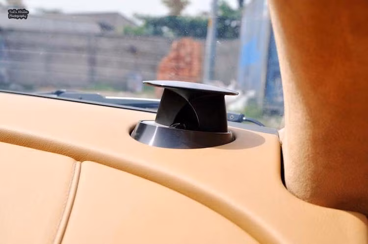 Giống như nhiều mẫu xe sang nổi tiếng trên Thế giới, Rapide cũng đi kèm với hệ thống loa hi-end công suất 1000W của hãng Bang &amp; Olufsen nổi tiếng, đem tới trải nghiệm âm thanh đỉnh cao cho những người ngồi bên trong cabin xe.