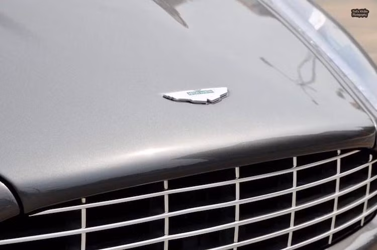 Giống như DB9, nằm dưới nắp ca-pô của Rapide là khối động cơ V12 nạp khí tự nhiên 6.0l với công suất tối đa 470 mã lực cùng mô-men xoắn cực đại 601 Nm. Động cơ này được kết hợp cùng hộp số tự động Touchtronic 6 cấp và hệ dẫn động cầu sau.