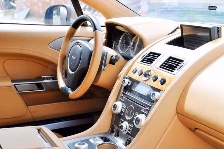 Một điểm khá lý thú xuất hiện trên Rapide nói riêng và những chiếc Aston Martin nói chung là nút bấm khởi động kiêm ổ khóa của xe với tên "thiết bị kiểm soát cảm xúc" (Emotional Control Unit), chìa khóa của Rapide có một khối sapphire khắc chìm logo của hãng ở trên đỉnh. Cắm chìa vào ổ, chiếc chìa này sẽ kiêm luôn là nút khởi động chiếc xe ở trên bảng táp lô.