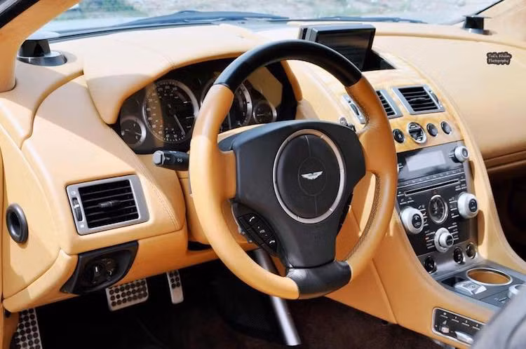 Dựa trên chiếc DB9 đã ra đời từ khá lâu và bản thân cũng tồn tại trên thị trường tới nay đã được 6 năm, Rapide có lối thiết kế khá giản dị bên trong nội thất và không có vẻ hiện đại bằng những thế hệ xe mới nhất ngày nay. Mặc dù vậy, chiếc xe cũng khá "tân thời" với hệ thống thông tin giải trí có màn hình "thò thụt", giấu ở phía trên táp-lô.