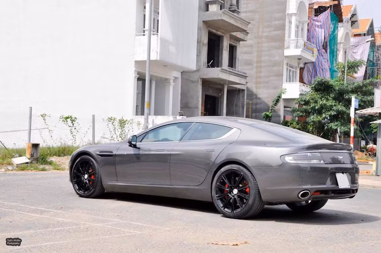 Với màu xám nòng súng, chiếc Rapide này tại Sài Gòn có vẻ đẹp lạnh lùng như những siêu xe Aston Martin của điệp viên 007 James Bond trong phim. Ngoài ra, cặp vành 10 cánh kép nguyên bản của xe cũng đã được chủ nhân sơn lại với màu đen "ngầu" hơn.