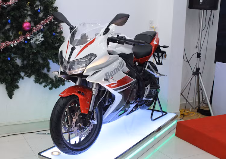 Tuy nhiên ở giữa bộ khung của chiếc xe vẫn là khối động cơ DOHC 2 xi-lanh thẳng hàng 4 van có dung tích 300cc, phun xăng điện tử tương tự BN302, với công suất tối đa 37 mã lực và mô-men xoắn 27 Nm.