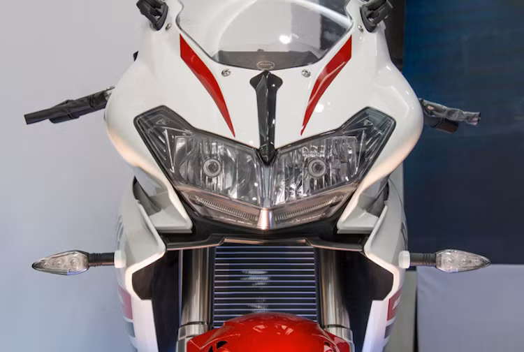 Cũng như các đối thủ cùng phân khúc, chiếc sport bike Benelli 302R được thiết kế nhằm hướng tới những người mới chơi xe phân khối lớn với tư thế ngồi thoải mái hơn. So với những đối thủ như Kawasaki Ninja 300 hay Yamaha R3, Tornado 302 có thiết kế "hiền" hơn rất nhiều và thậm chí còn tiến gần tới kiểu dáng sport touring hơn là một chiếc sportbike "thuần chất".