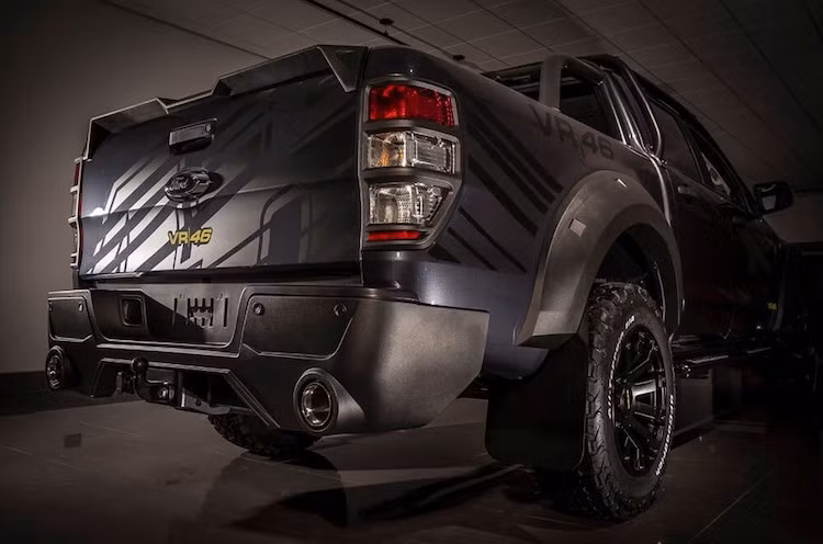 Để tăng khả năng địa hình, phiên bản này cũng đã được Ford độ lại hệ thống treo với khoảng hành trình lớn hơn, đi kèm theo đó là bộ vành đúc mới của hãng OZ cùng với những chiếc lốp gai offroad.