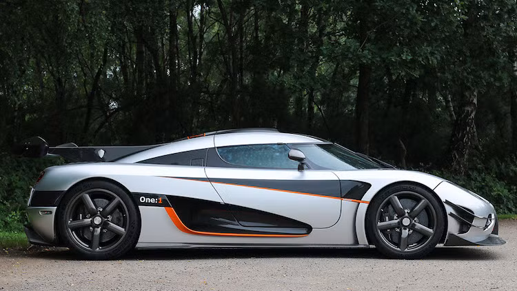 Trong Thế giới siêu xe, Koenigsegg được coi là một chiếc xe tối thượng, do có tỉ lệ công suất-trọng lượng đạt 1:1. Dựa trên dòng Agera truyền thống của Koenigsegg nhưng chiếc xe có phần thân "thửa riêng" với bodykit khí động học.