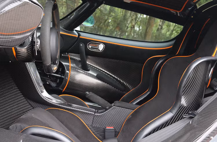 Thay vì da cao cấp, chất liệu alcantara cùng những đường chỉ vàng "đồng điệu" với ngoại thất đã được sử dụng để bọc nội thất. Đồng thời, các chi tiết trang trí trong xe đều được làm từ sợi carbon hay nhôm.