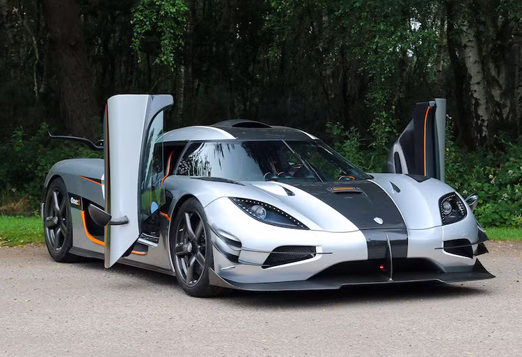 Ra mắt lần đầu tại triển lãm Geneva 2014, Koenigsegg One:1 được coi là mẫu siêu xe "khủng" nhất Thế giới được sản xuất hàng loạt vào thời điểm đó (và thậm chí là ngay cả ở trong thời điểm hiện tại, với tỷ lệ công suất/trọng lượng đạt tròn 1:1.