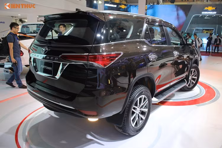 Điều này được thể hiện rất rõ từ ngoại thất của Fortuner thế hệ mới với lưới tản nhiệt to bản mạ chrome cùng các đèn pha, đèn hậu sắc sảo. Ngôn ngữ thiết kế mới được Toyota áp dụng cho Fortuner có tên gọi "Keen Look", đem tới vẻ đẹp vừa "lạnh lùng", vừa khỏe khoắn và cao cấp cho chiếc xe.