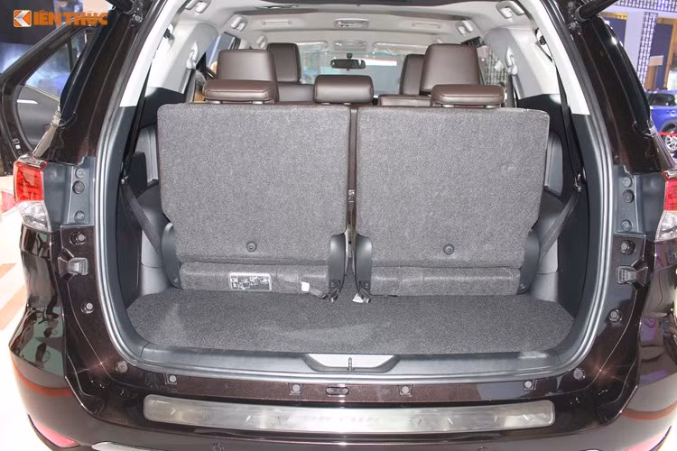 Có đẳng cấp hơn hẳn so với Hilux, phiên bản cao cấp của Fortuner cũng sở hữu nội thất bọc da xịn ở tất cả các ghế ngồi cùng một số chi tiết trong nội thất. Hàng ghế sau của xe có cửa gió điều hòa độc lập, có thể gập lưng 60/40 và chỉnh tay. Xe có 3 hàng ghế, 7 chỗ ngồi, trong đó hàng ghế sau có thể gập gọn 50/50.