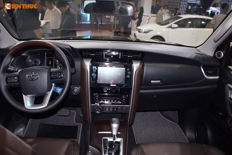 Dù có cách bố trí các chi tiết y hệt như Hilux, nhưng bảng táp-lô của Fortuner thế hệ mới lại được thiết kế hoàn toàn khác biệt, khiến chiếc xe trông cao cấp hơn hẳn. Đồng thời các chất liệu được sử dụng trên chiếc xe cũng tạo cảm giác sang trọng hơn so với Hilux.