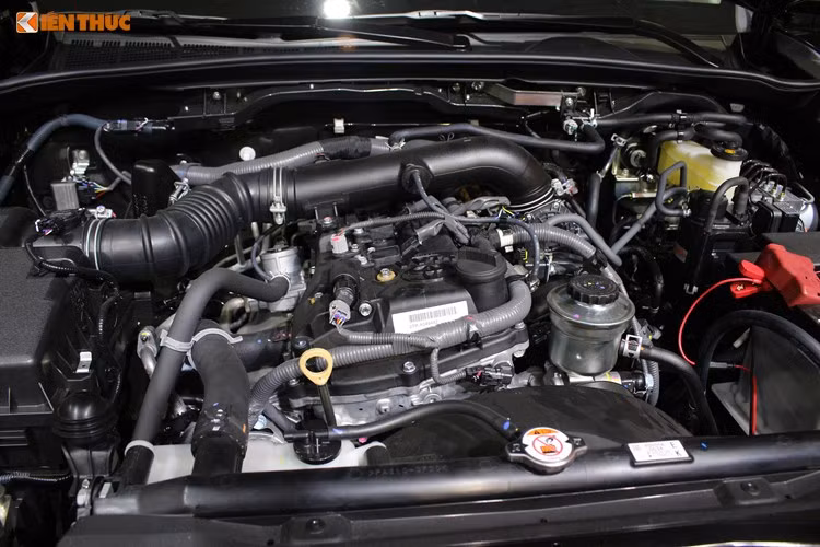 Nằm bên dưới nắp ca-pô của chiếc Fortuner trưng bày tại triển lãm VMS 2016 là khối động cơ xăng 4 xi-lanh 2.7l đời cũ, với công suất tối đa 164 mã lực và mô-men xoắn cực đại 245 Nm. Tùy từng thị trường, Fortuner thế hệ mới có thể được trang bị tới 5 loại động cơ khác nhau.