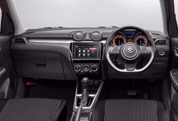 Ở bên trong nội thất của Swift có thiết kế đơn giản nhưng thể thao và hiện đại với vô-lăng 3 chấu vát đáy. Trên các phiên bản cao cấp, chiếc xe sẽ được trang bị hệ thống thông tin giải trí kèm màn hình cảm ứng, nhiều khả năng sẽ chia sẻ với chiếc Vitara đang được bán.