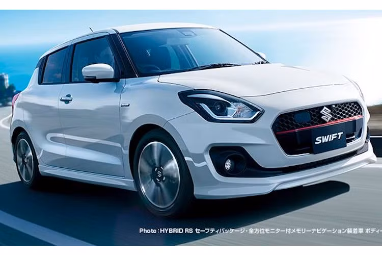Với phiên bản giá rẻ, Suzuki sẽ trang bị cho Swift hộp số sàn 5 cấp, trong khi bản thể thao được trang bị hộp số tự động 6 cấp và bản hybrid sử dụng hộp số vô cấp CVT. Toàn bộ các phiên bản động cơ trừ máy tăng áp đều có 2 lựa chọn hệ dẫn động 4 bánh hoặc cầu trước. Các phiên bản tăng áp sẽ chỉ có lựa chọn hệ dẫn động cầu trước.