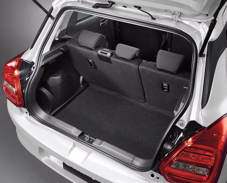 Do có các kích thước tăng lên so với thế hệ hiện tại nên chắc chắn không gian trong cabin và khoang hành lý của Swift mới sẽ được mở rộng hơn. Tuy nhiên hiện tại các thông số kỹ thuật chi tiết của chiếc xe chưa được Suzuki công bố.