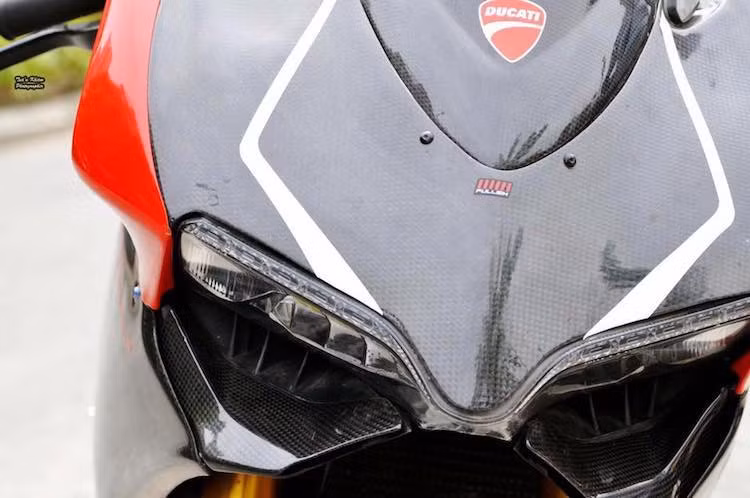 Dù đã nhẹ hơn Panigale S thường 10 kg tuy nhiên với chiếc Panigale S Tricolore này, trọng lượng xe còn trở nên nhẹ hơn nữa khi chủ nhân đã trang bị cho nó toàn bộ phần thân bằng sợi carbon của hãng Fullsix. Hiện tại, đây là một trong số ít những chiếc Panigale có dàn áo full carbon tại Việt Nam.