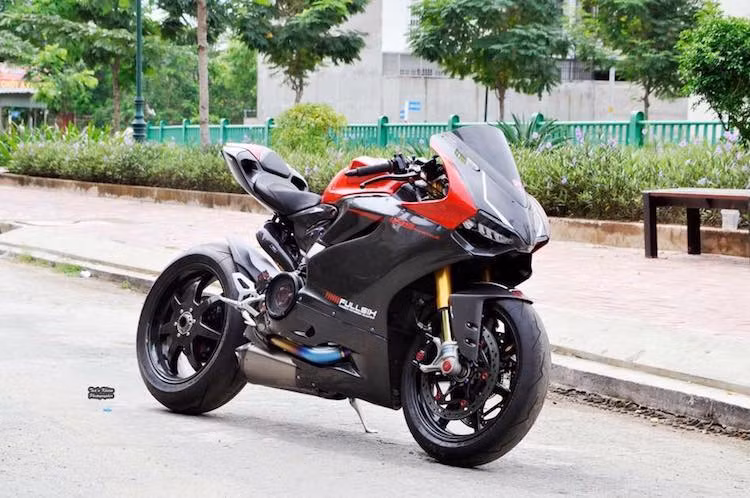 Ra mắt lần đầu vào năm 2012, Ducati 1199 Panigale S Tricolore là phiên bản đặc biệt của dòng 1199 Panigale với số lượng giới hạn. Được nâng cấp từ chiếc 1199 Panigale S vốn đã rất mạnh mẽ, 1199 Tricolore thậm chí còn nhe hơn tới 10 kg và mạnh hơn 25 mã lực.