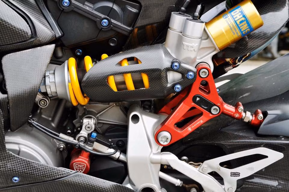 Nhờ có trợ côn CNC, cảm giác tay côn của xe đã trở nên nhẹ và nhạy hơn. Phuộc sau Ohlins TTX36 của xe được giữ nguyên, nhưng có pát gắn phuộc được thay thế bằng loại nhôm CNC màu đỏ nổi bật của hãng Ducabike.