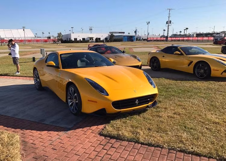 Tại một sự kiện họp mặt chủ xe Ferrari cuối năm Ferrari Finali Mondiali ở Daytona, Mỹ, những người hâm mộ hãng siêu xe "ngựa chồm" Ý đã lần đầu tiên được nhìn thấy chiếc siêu xe độc bản mới nhất mang tên Ferrari SP275 RW Competizione. Đỗ bên cạnh những chiếc xe "hàng thửa" khác như F60 America và P540 Superfast, SP275 RW Competizione là dự án mới nhất của bộ phận cá nhân hóa Ferrari Special Projects.