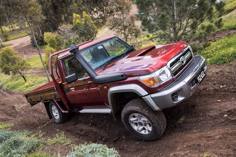 Theo hãng xe Toyota, họ đã phải thiết kế lại cabin của xe từ phía trong để có độ chịu lực tốt hơn. 12 panel trên thân của chiếc xe cũng đã được thay thế dày hơn bên cạnh khung xe cứng hơn, ghế ngồi mới và túi khí để khiến Land Cruiser 70 có thể đạt số điểm 5 sao sau các bài thử nghiệm va chạm do tổ chức thử nghiệm an toàn xe châu Á ANCAP chấm.