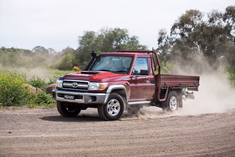 Không thua kém bất kỳ mẫu xe mới nào hiện đang được bán trên thị trường, Land Cruiser 70 2017 cũng sở hữu hàng loạt các hệ thống điện tử an toàn khác nhau như hệ thống ổn định VSC, hệ thống điều khiển lực kéo chủ động A_TRC, hỗ trợ leo dốc HAC, trợ lực phanh và phân phối lực phanh điện tử.