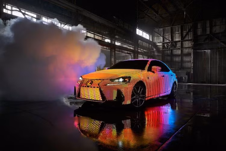 Để quảng cáo cho dòng xe sang Lexus IS, Lexus luôn nghĩ ra những ý tưởng sáng tạo. Sau chiếc IS được làm 100% bằng bìa carton vào năm ngoái, năm nay Lexus đã "trình làng" chiếc LIT IS, với thân xe được dát hàng ngàn bóng đèn LED.