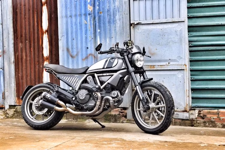 Toàn bộ chiếc xe đã được chủ nhân sơn lại, phối giữa màu vàng đồng ở các chi tiết như mâm, khung với thân xe màu xám mờ mạnh mẽ. Một số chi tiết bằng nhôm trần như ốp bình xăng, tấm cản gió... mang logo "đầu trâu" theo ý thích của chủ xe.